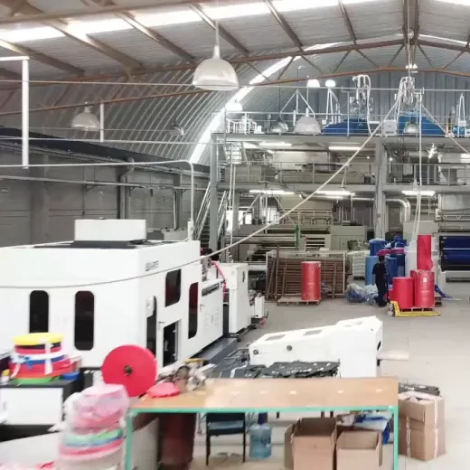 Máquina de bolsas y rollos de tela roja en la planta